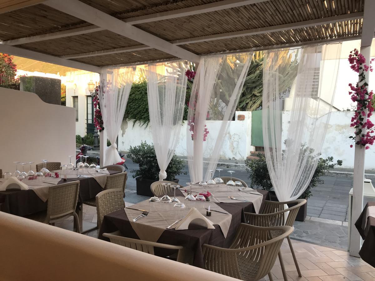 'A Alera Room & Breakfast Malfa  Bagian luar foto