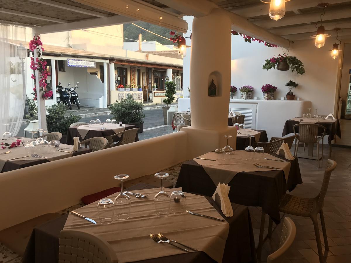'A Alera Room & Breakfast Malfa  Bagian luar foto